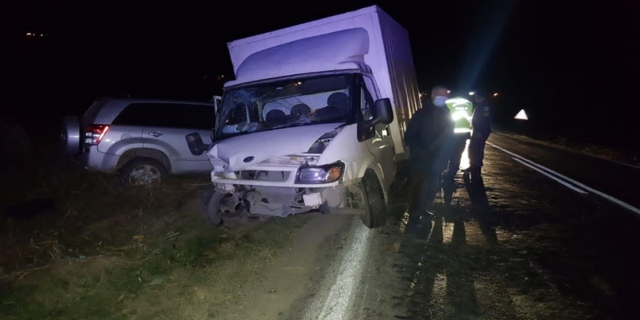 Hatalı sollama kaza getirdi! Otomobil ile kamyonet çarpıştı 1 yaralı