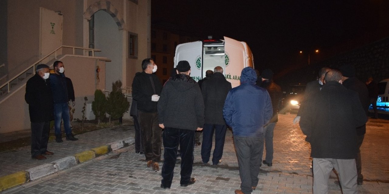 Yaşlı adam odasında ölü bulundu