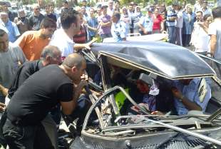 Tramvay otomobil ile çarpıştı: 5 yaralı