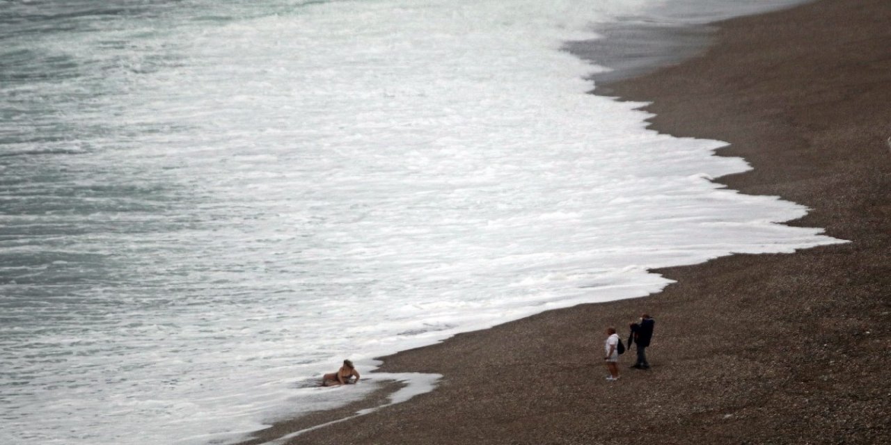 Fırtınanın dövdüğü Antalya kıyılarında muhteşem görüntüler
