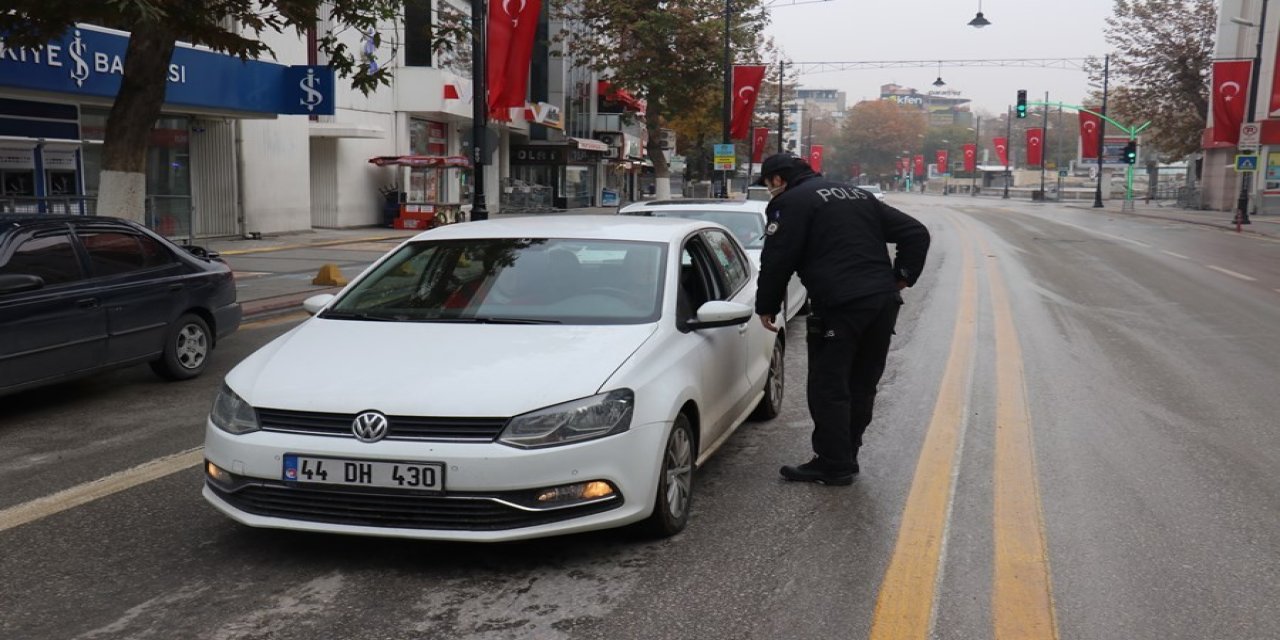 Malatya'da sokak kısıtlamasına uymayan 80 kişi 72 bin lira ceza yedi