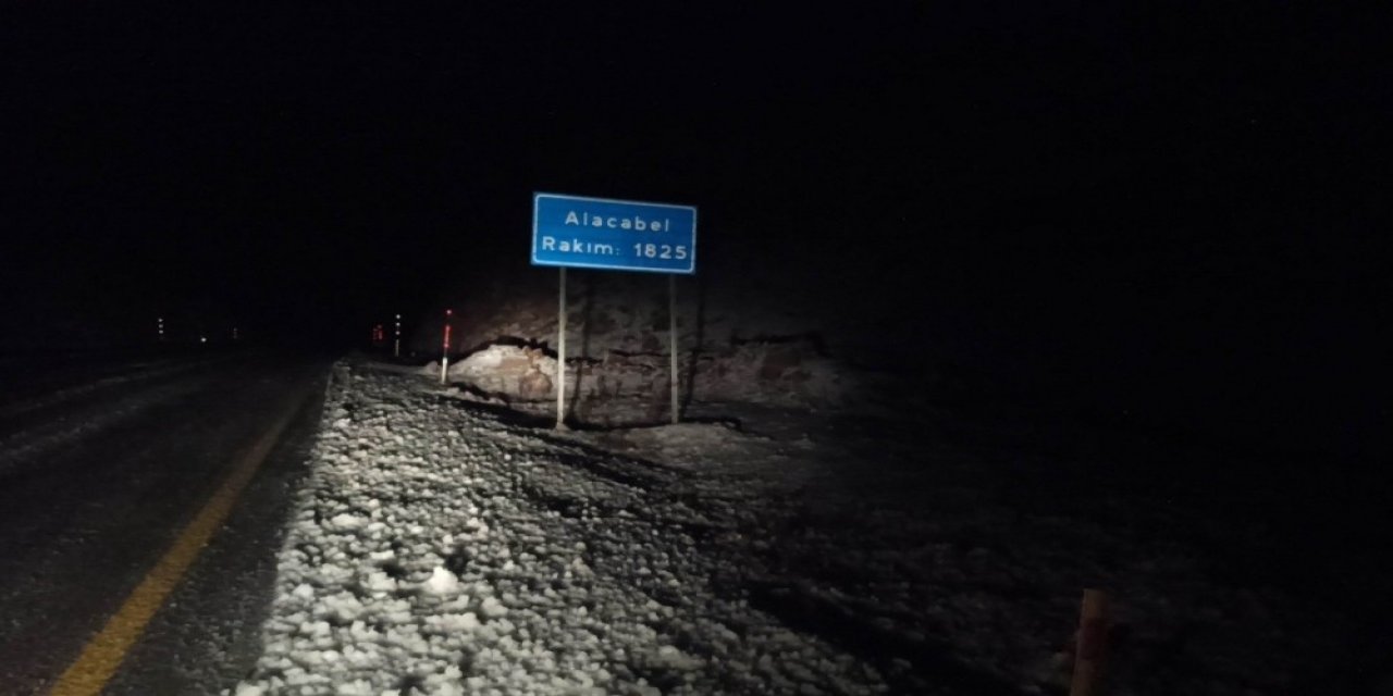 Dağ geçit vermiyor! Konya'yı Antalya'ya bağlayan Alacabel'de kar yağışı