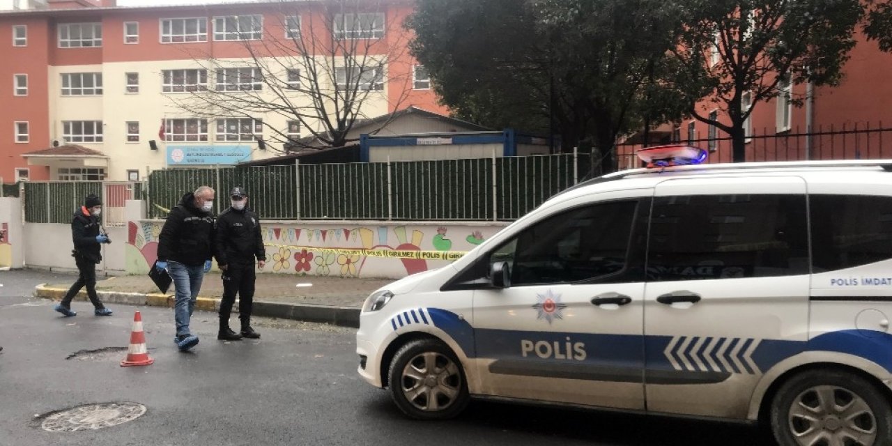 Okul önünde silahla vurup kaçtı!