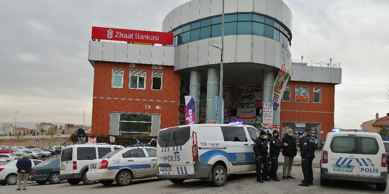 Silahlı banka soyguncusunu cesur müşteriler paketledi! 1ağır yaralı