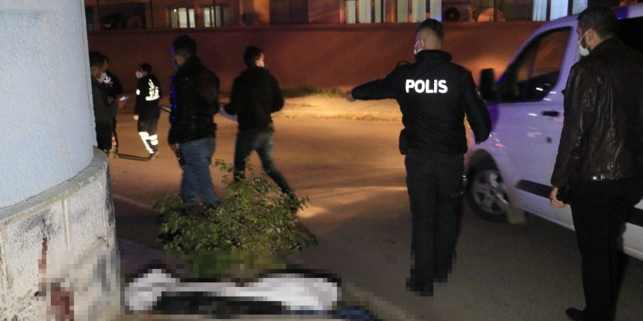 Boğazına bıçak saplayıp polise teslim oldu