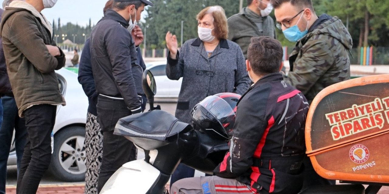 Kuyumcu reklamlı çantayla yürüyüşe çıkan yaşlı kadına kapkaç şoku