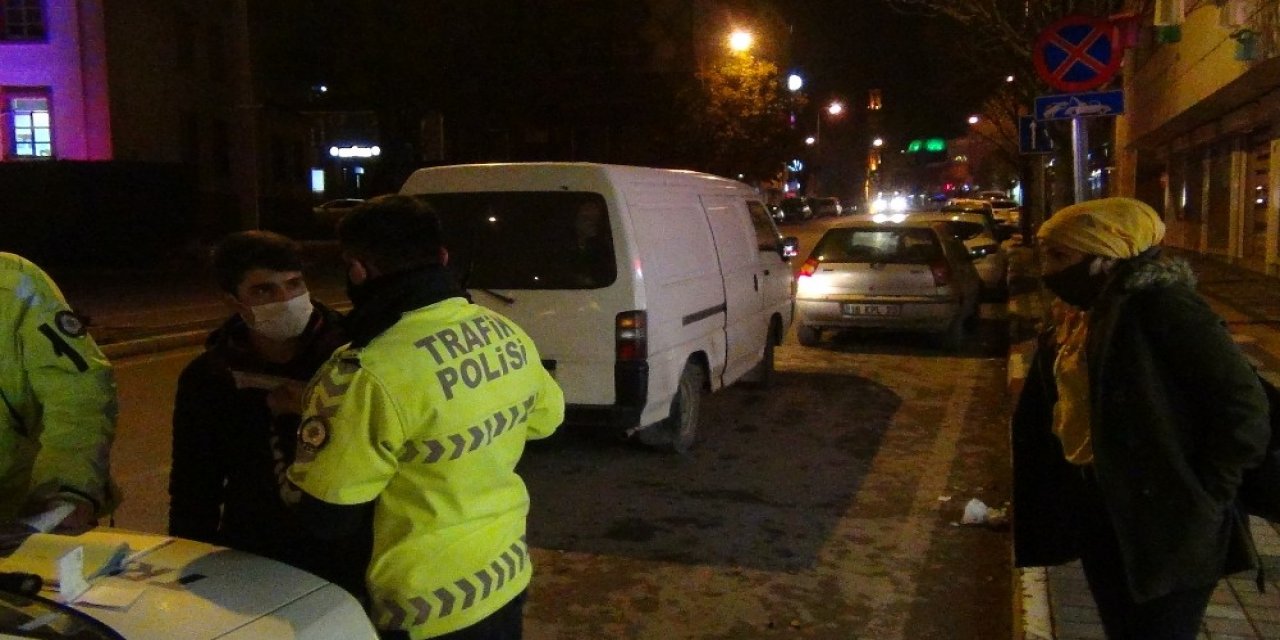 Denetimde yakalanan muayenesiz minibus trafikten men edildi! Yolcular yaya kaldı