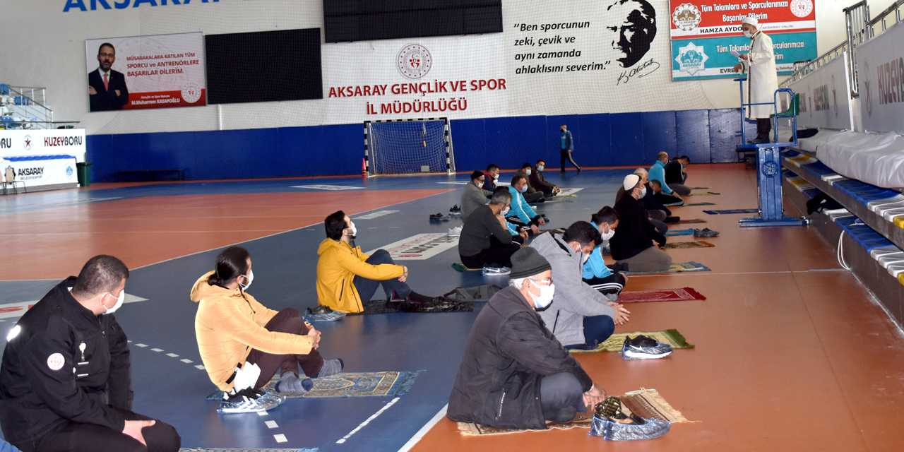 Cuma namazları kapalı spor salonlarında kılındı