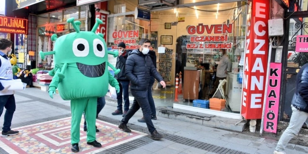 Vakalar uçuşa geçti! Sevimli korona virüsler sokaklarda geziyor