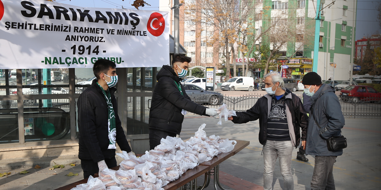 Konyaspor'un ateşli taraftar grubu Nalçacılar Sarıkamış şehitleri için simit dağıttı