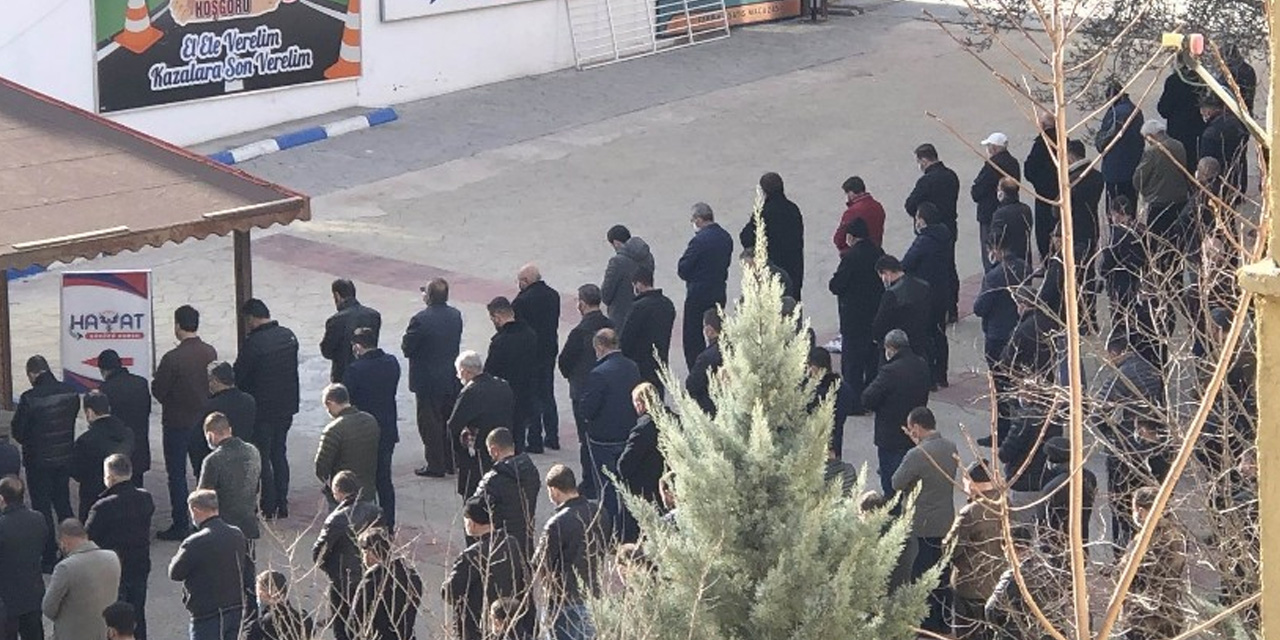 Kısıtlamada cenaze namazı! Korona virüsü hiçe saydılar