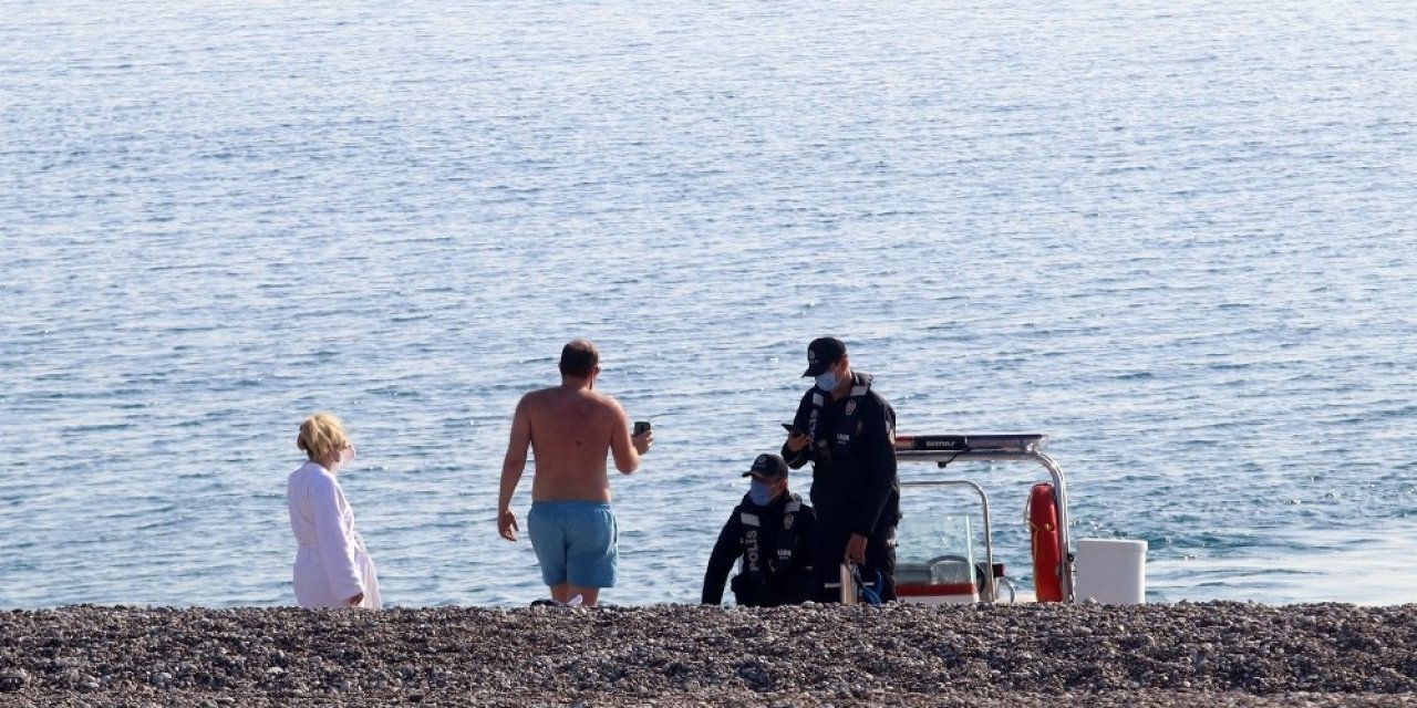 Kısıtlamadan muaf tutulan turistler sahillerin tadını çıkardı! Türkiye’yi öve öve bitiremediler