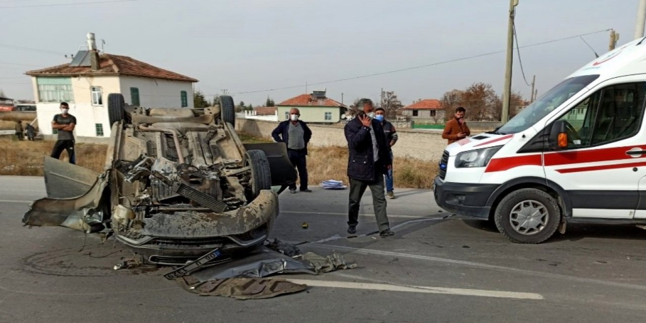 Konya - Aksaray yolunda direğe çarpıp takla atan otomobilde 2 kişi yaralandı