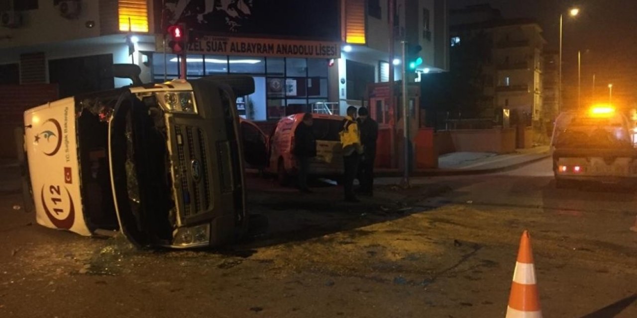 Kaza yapan ambulans yan yattı! 3'ü sağlık görevlisi 4 yaralı