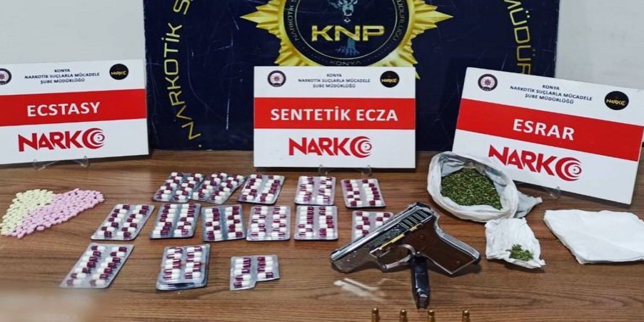 Konya'da zehir operasyonu! İzmir'den gelen araçtan binlerce uyuşturucu hap çıktı
