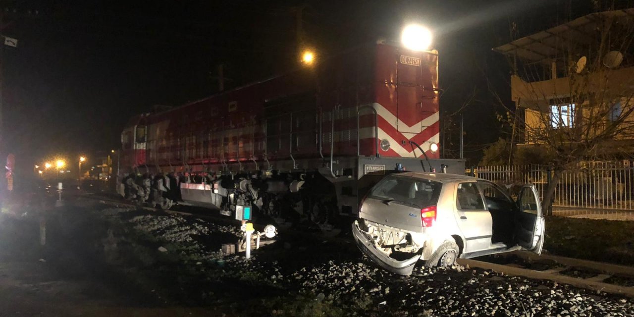 Tren otomobili metrelerce sürükledi!