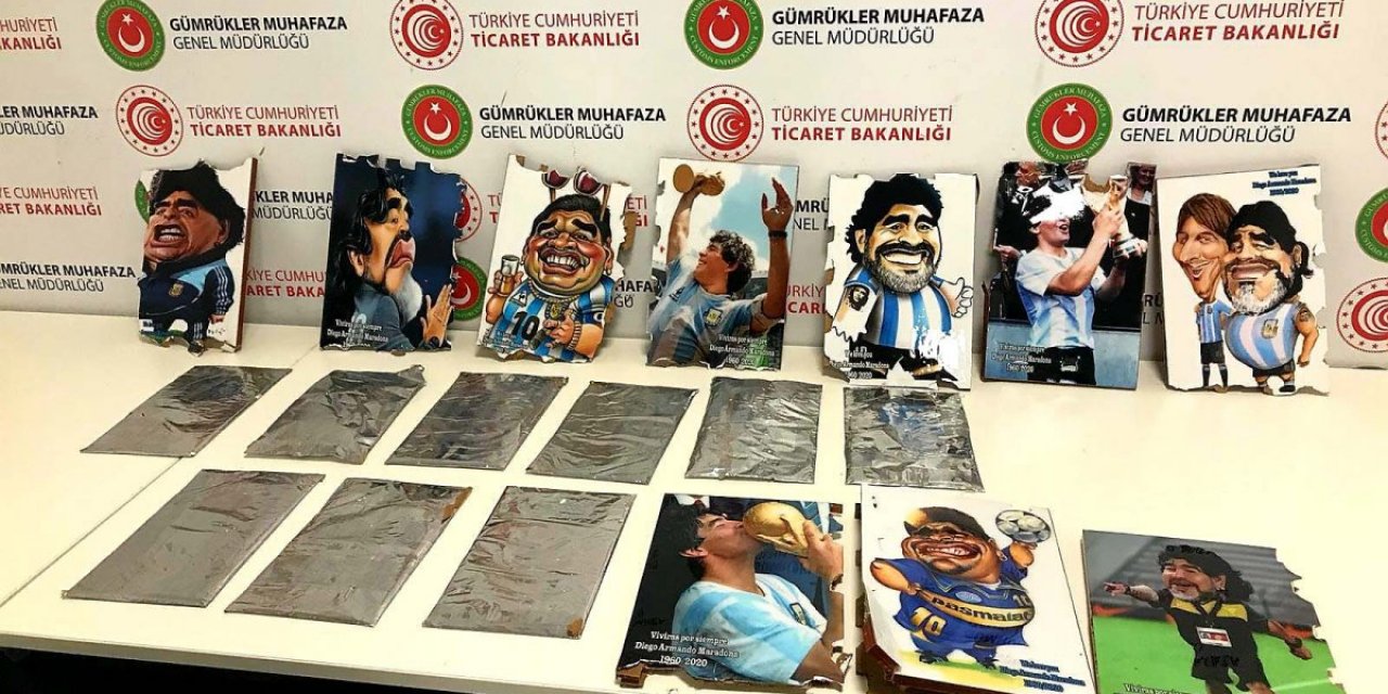 72 yaşındaki yolcunun bagajindan uyuşturucu gizlenmiş 12 Maradona tablosu çıktı