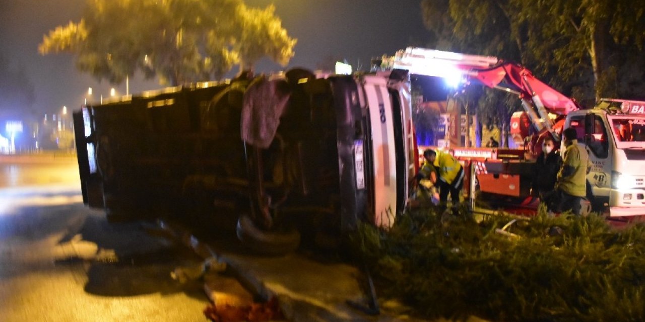 Kontrolden çıkan kamyon yan yattı! Sürücüsü ağır yaralandı