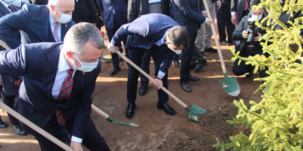 Millet bahçesinin ilk fidanını Bakan Kurum dikti
