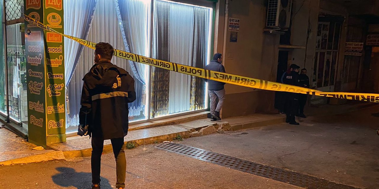 Elinde döner bıçağıyla dolaşan kişiye müdahale eden polis yaralandı