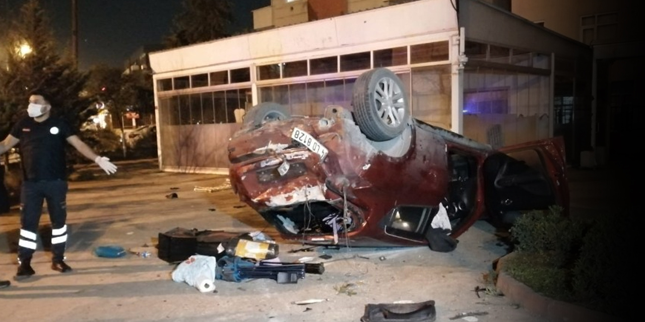 Tabelaları biçip takla atan otomobil hurdaya döndü! 3 yaralı