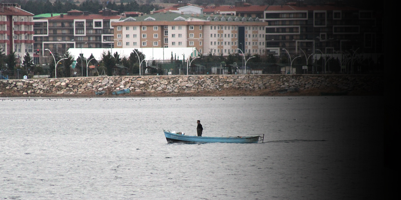 Konya'da kısıtlamadan muaf balıkçılar ağ sermeye devam etti
