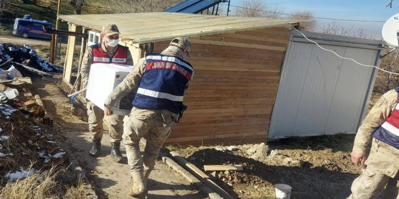 Jandarma depremzedeler için seferber oldu