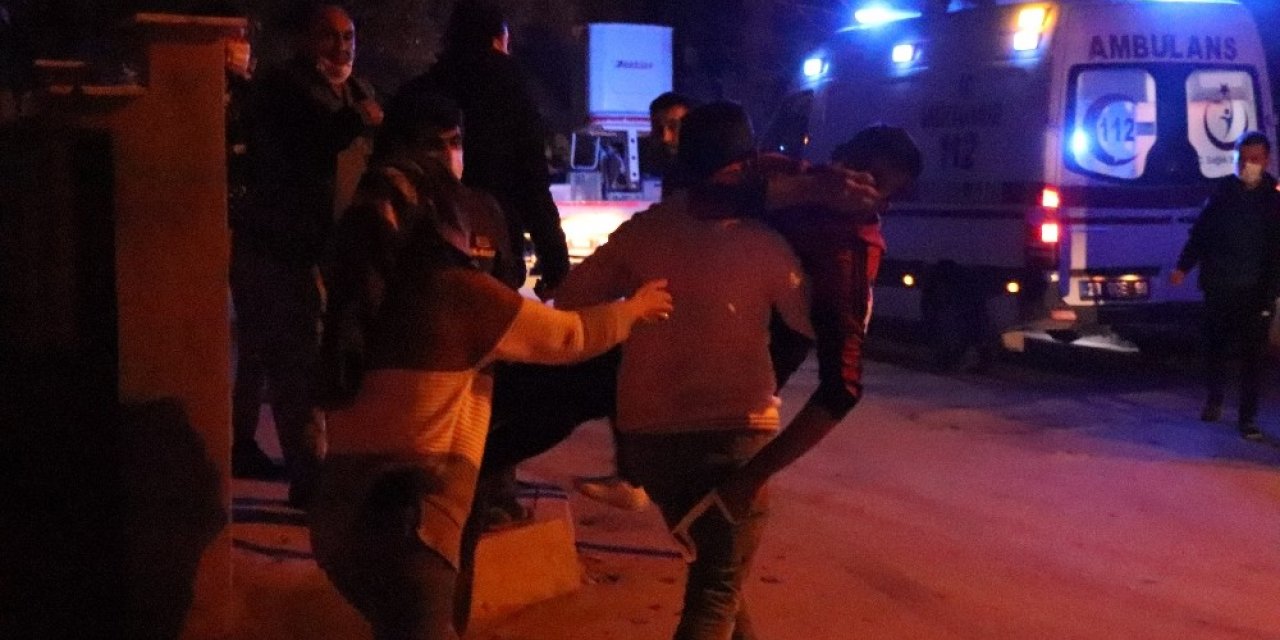 Dumandan etkilenen kardeşini kucağında taşıdı