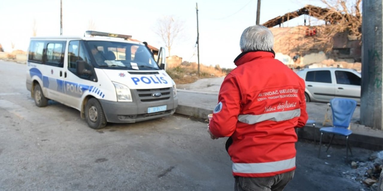 Nöbetteki polislere sıcak ikram