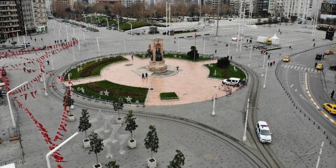 Taksim Meydanı turistlere kaldı