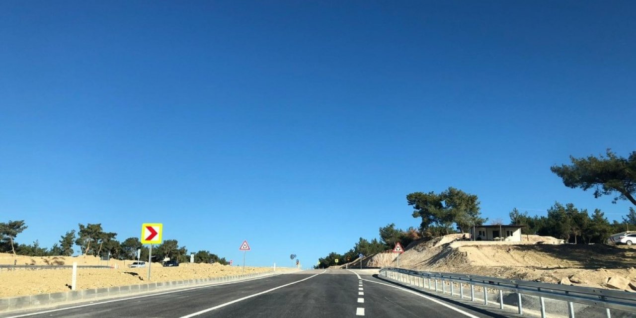 Heyelandan çöken yol yeniden trafiğe açıldı