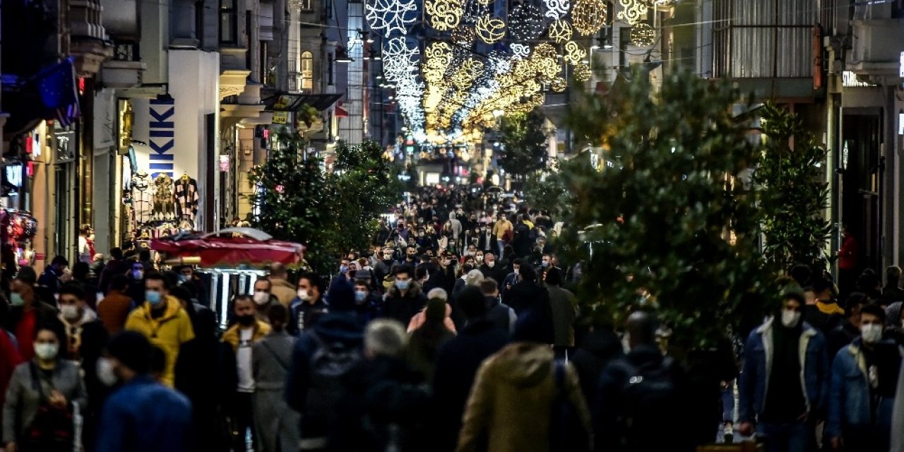 İstiklal Caddesi’nde kısıtlama öncesi korkutan kalabalık