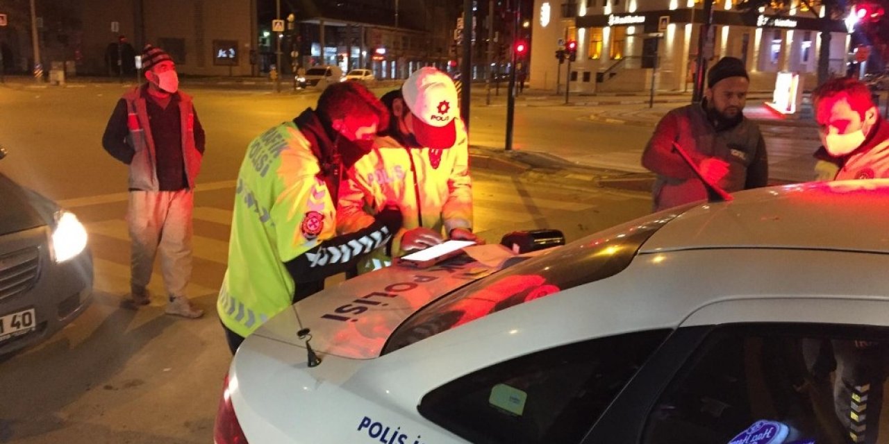Kısıtlamada ehliyetsiz ve alkollü gezen sürücü ve eşine 5 bin lira ceza