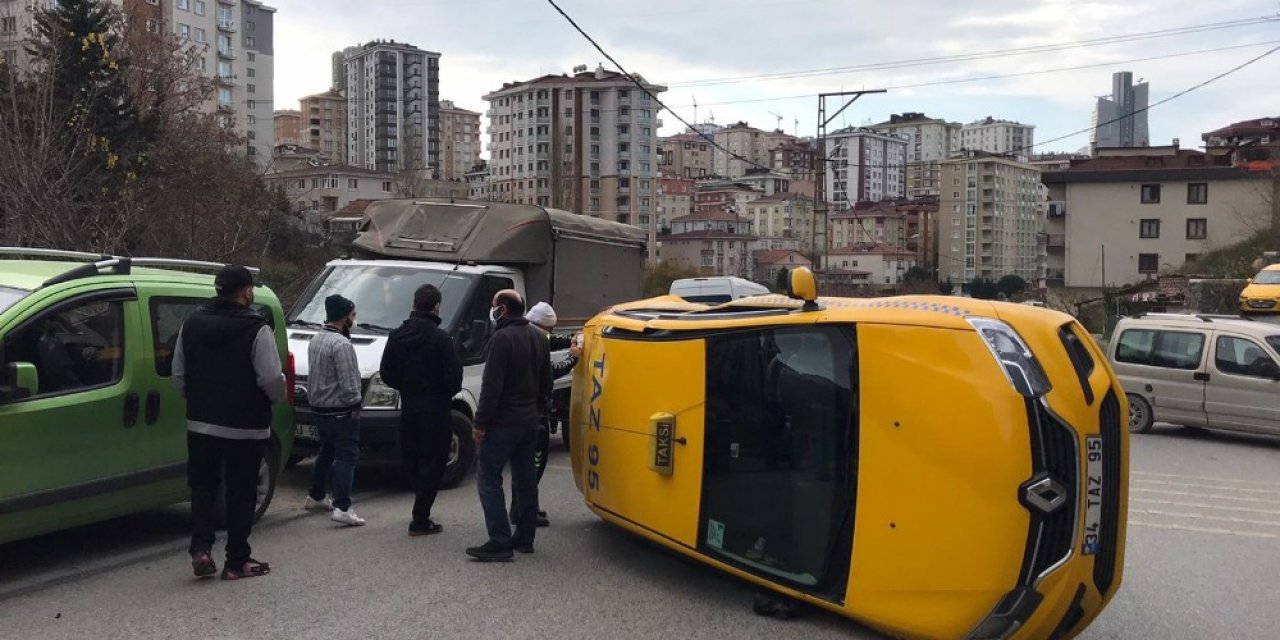 Kısıtlamada yolu boş sanıp dikkatsizce caddeye çıkan otomobil taksiye çarptı