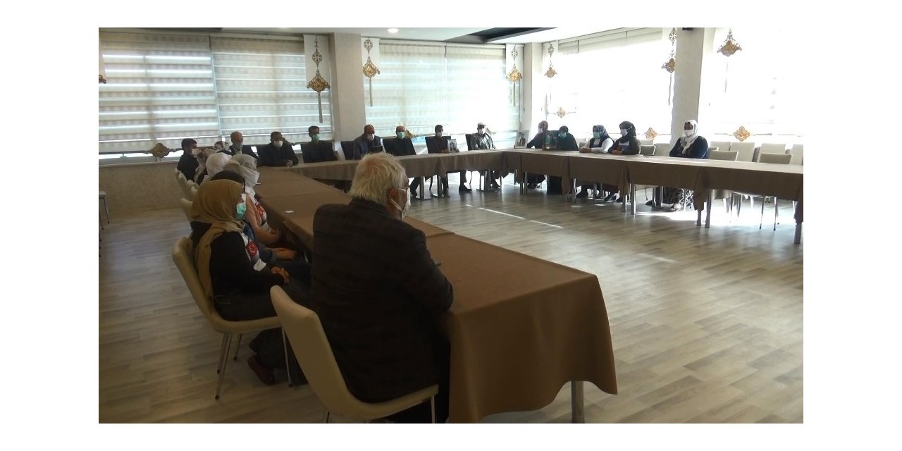 Evlat nöbetindeki aileler kısıtlamaya rağmen eylemlerini sürdürüyor