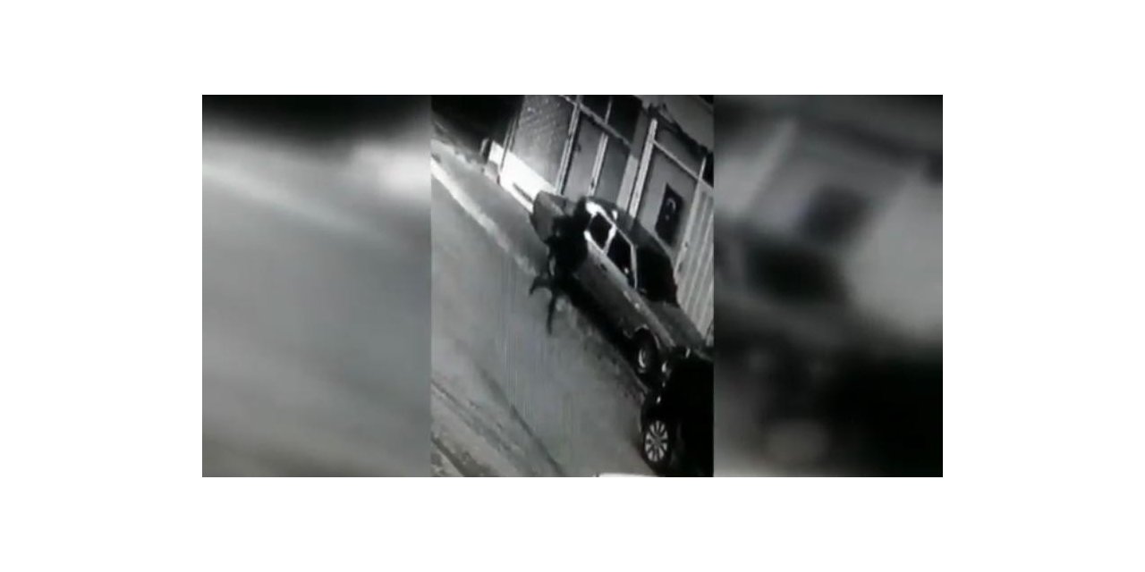 Hırsızlık yaparken ev sahibine yakalanan şüphelilerin kaçma anı kamerada