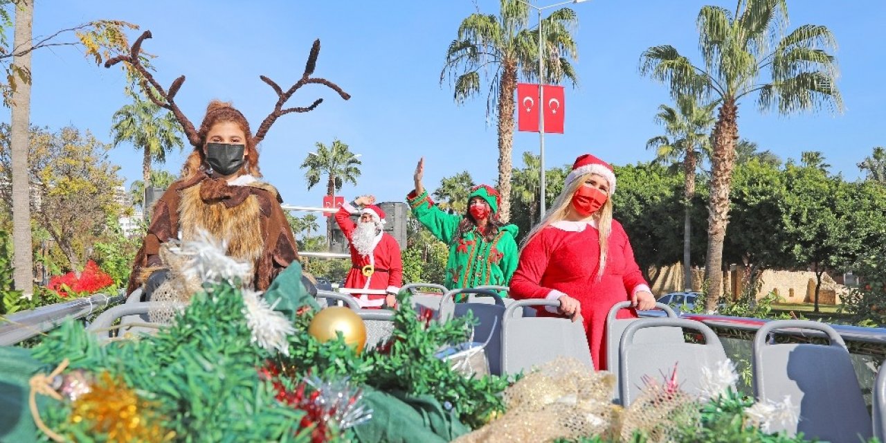 Mezitli Belediyesi, sokağa çıkma yasağında vatandaşlara yeni yıl coşkusu yaşattı