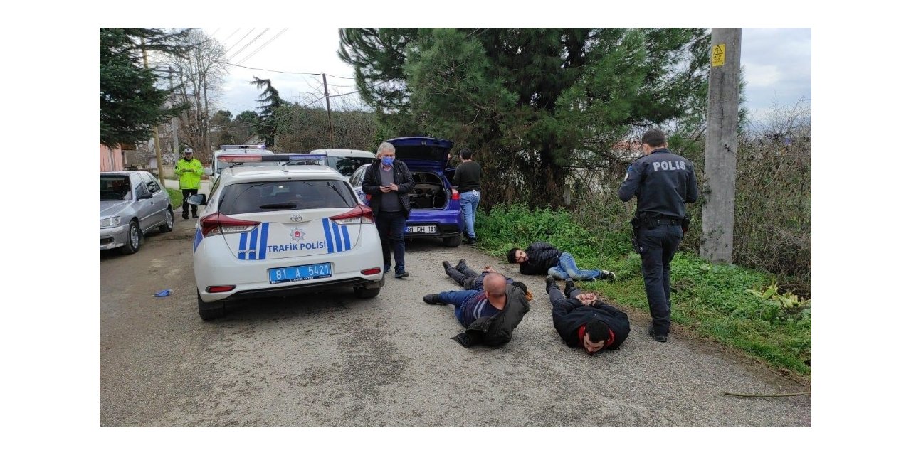 Otomobili bırakıp kaçmaya çalıştılar, havaya ateş açılarak yakalandılar