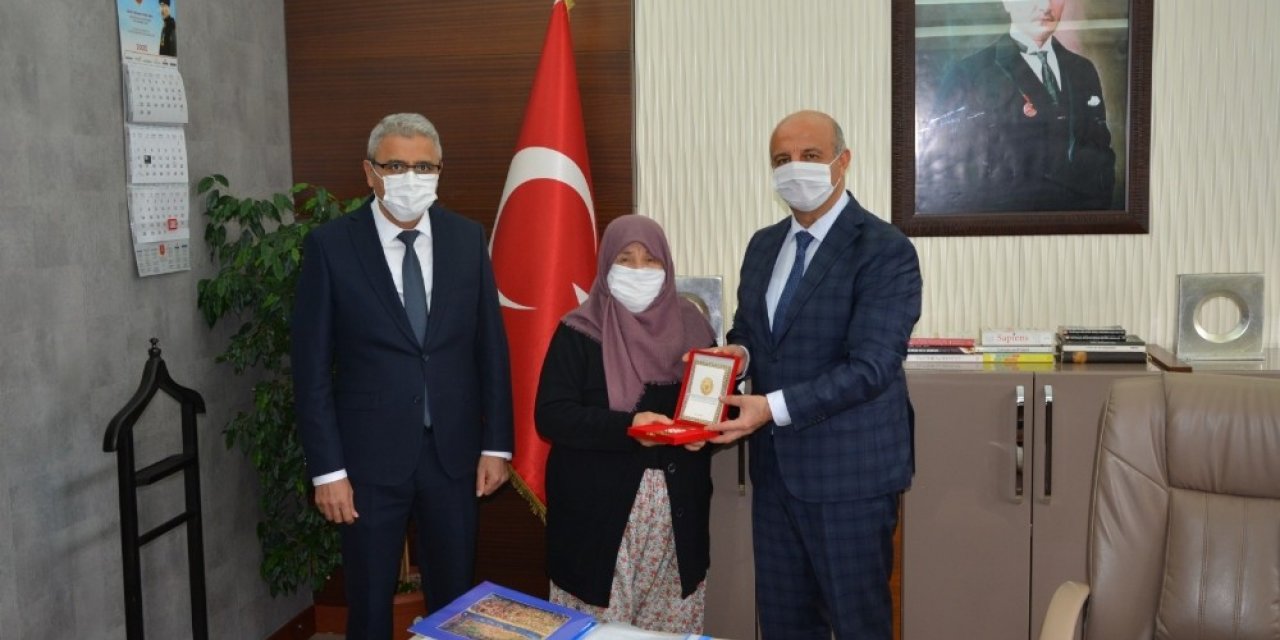 Merhum Kore gazisinin madalyası eşine verildi