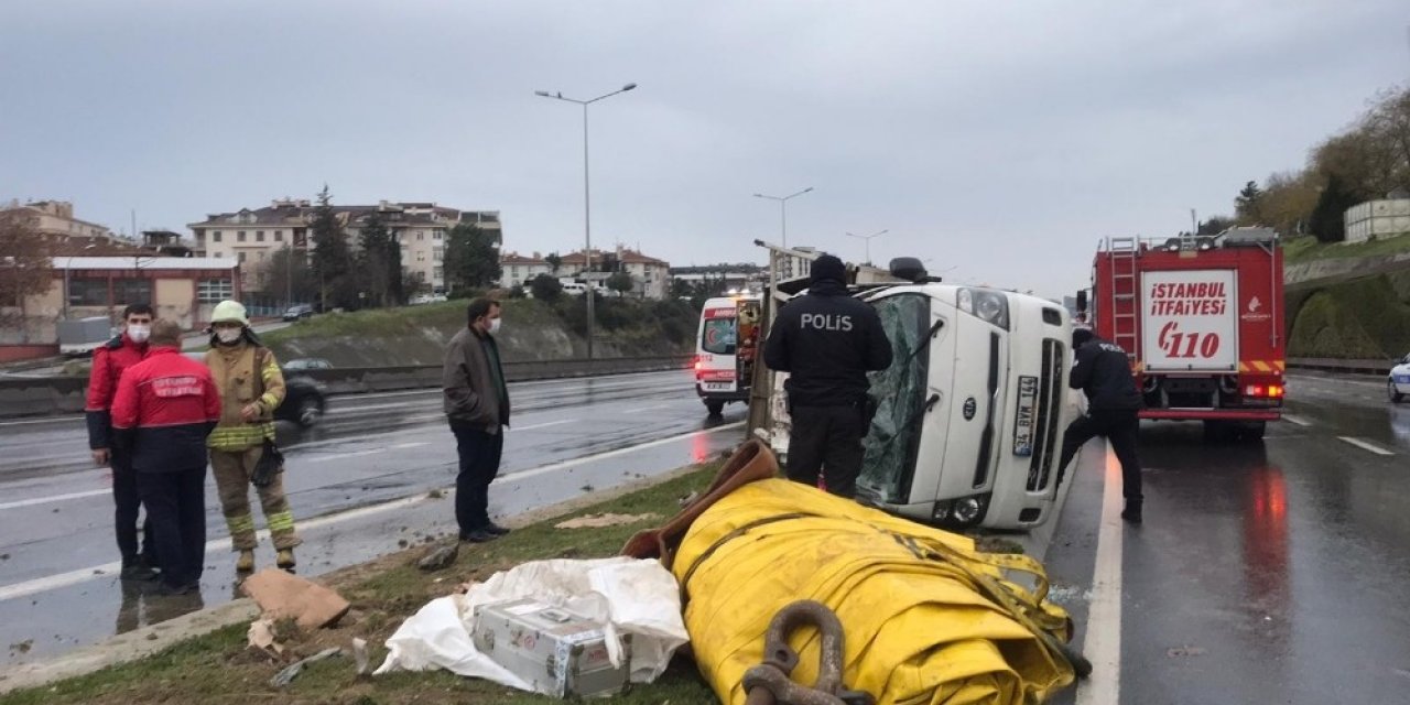 D-100 karayolunda aşırı hız yapan kamyonet devrildi: 2 yaralı