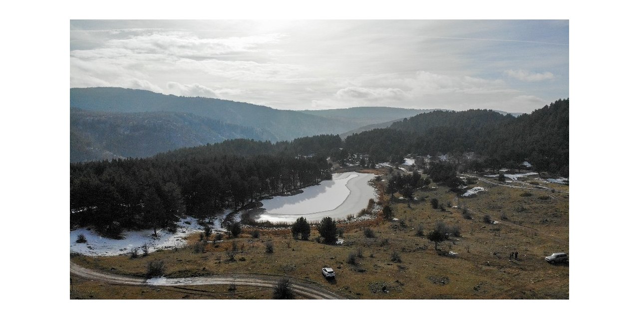 Işık Dağı eteklerindeki Karagöl buzla kaplandı