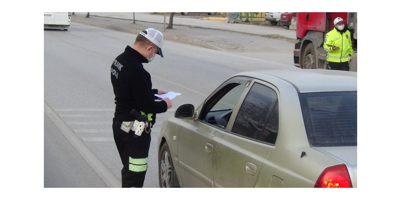 Ehliyetsiz sürücünün otomobili bağlandı, ortada kalan sürücüyü polis ekipleri evine bıraktı