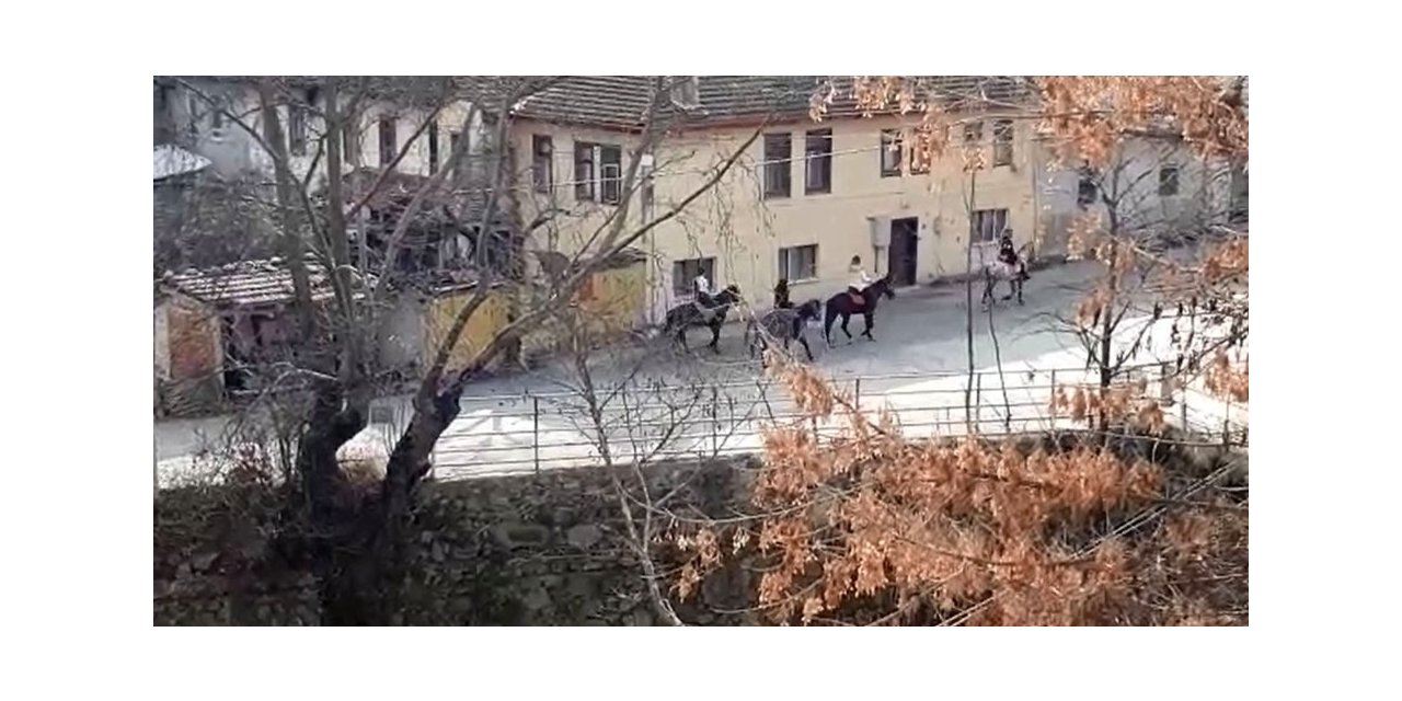Kısıtlamaya uymadılar; kimi at bindi, kimi sokakta maç yaptı, kimi gezdi