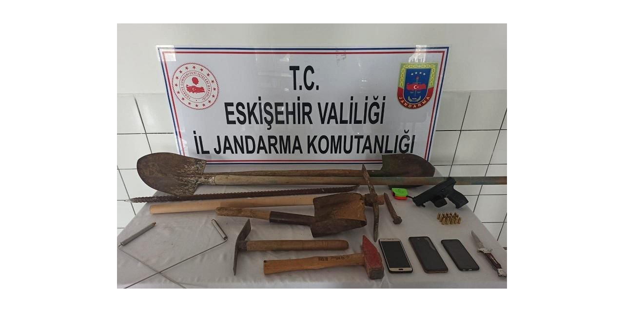 Sit alanında kaçak kazı yaparken yakalandılar