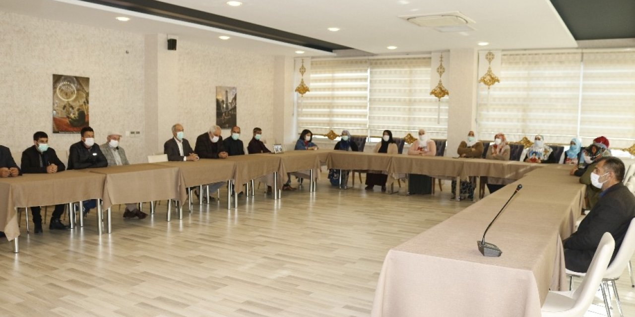 Evlat nöbetindeki aileler HDP’li vekillerin Demirtaş açıklamalarına tepki gösterdi