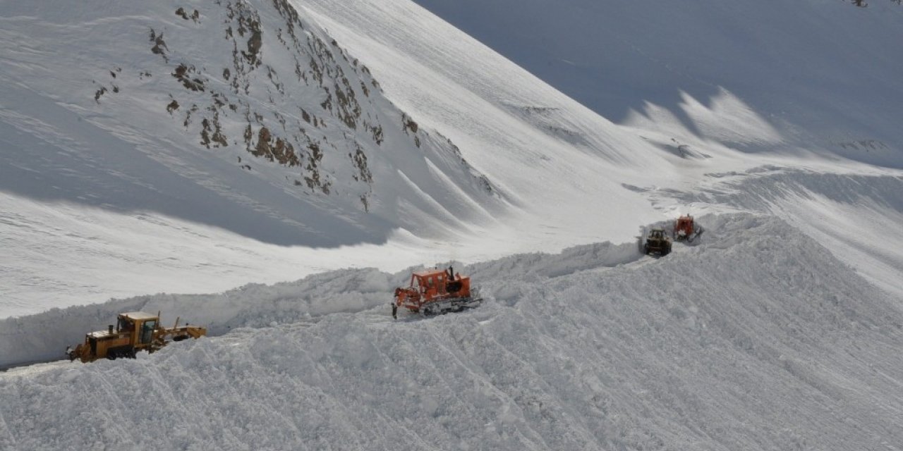 Karayolları kışın yoğun yaşandığı bölgelerde çalışmalarını sürdürüyor