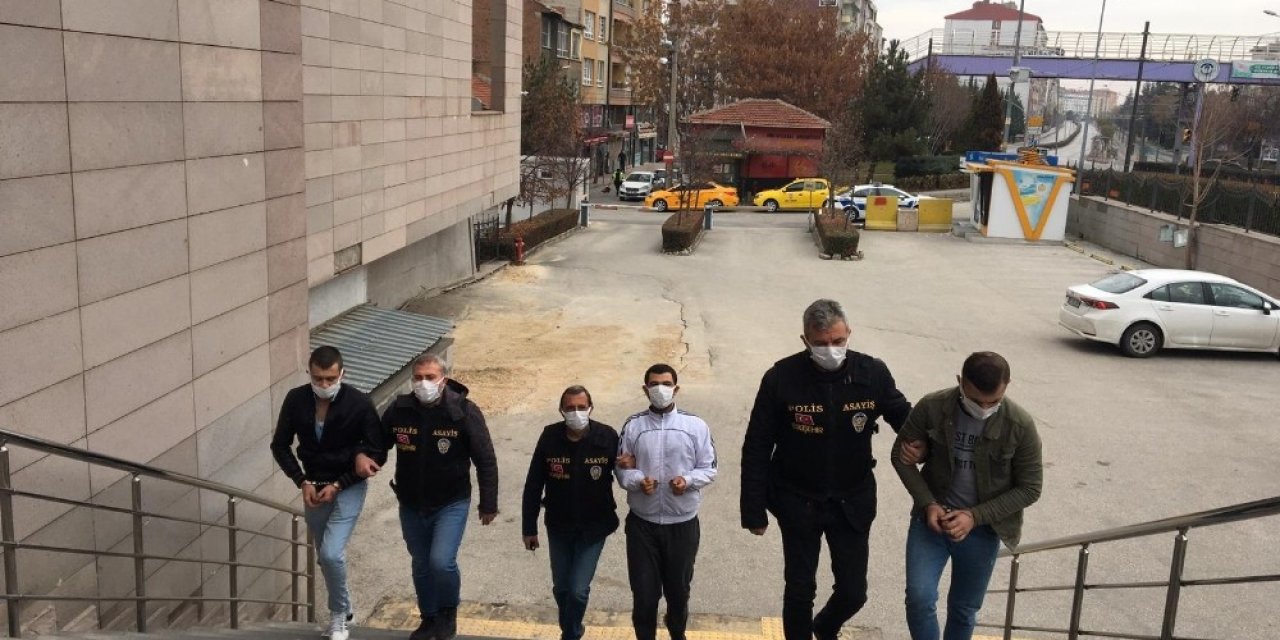Kendi araçlarına takmak için başka arabanın kapısını ve farını çaldılar