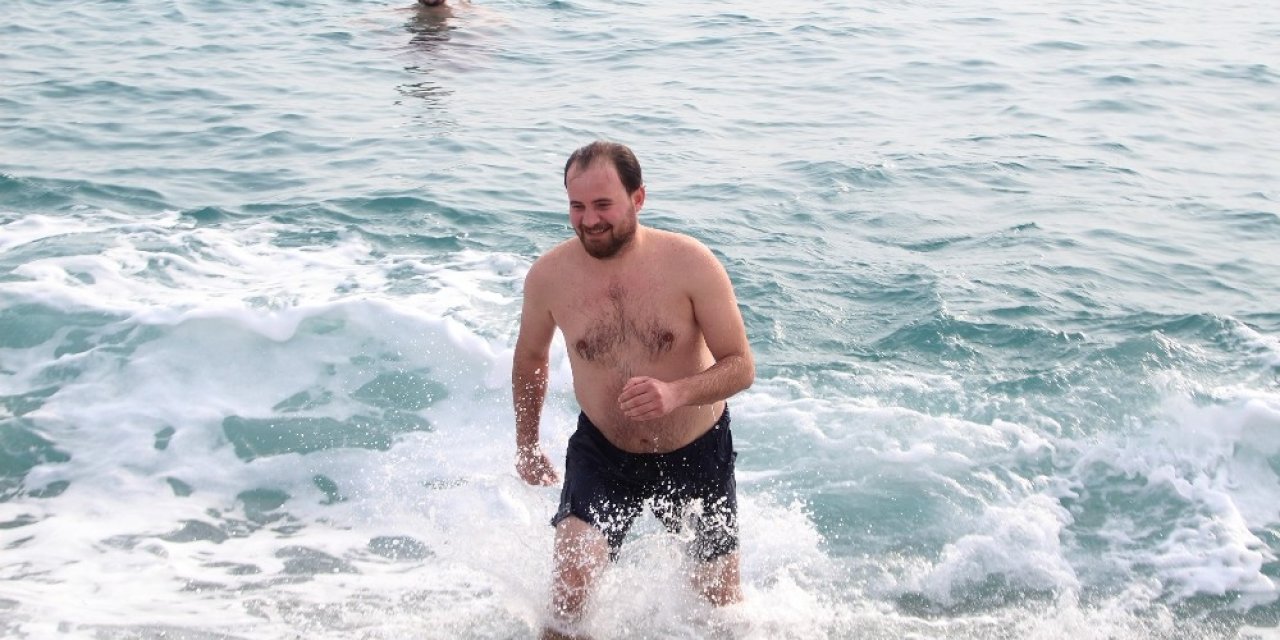 Kısıtlamada denizin keyfini turistler çıkardı