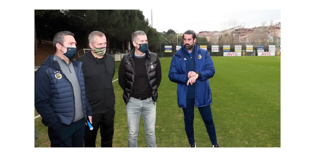 Fenerbahçe Başkanı Ali Koç, Yönetim Kurulu Üyeleri Mustafa Kemal Danabaş ve Selahattin Baki ile Sportif Direktör Emre Belözoğlu, sarı-lacivertli takımın bugünkü antrenmanını yakından takip etti.