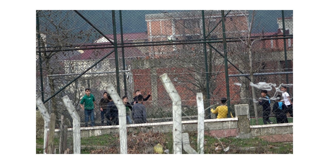 Kısıtlamaya rağmen çocuklar halı sahada maç yaptı